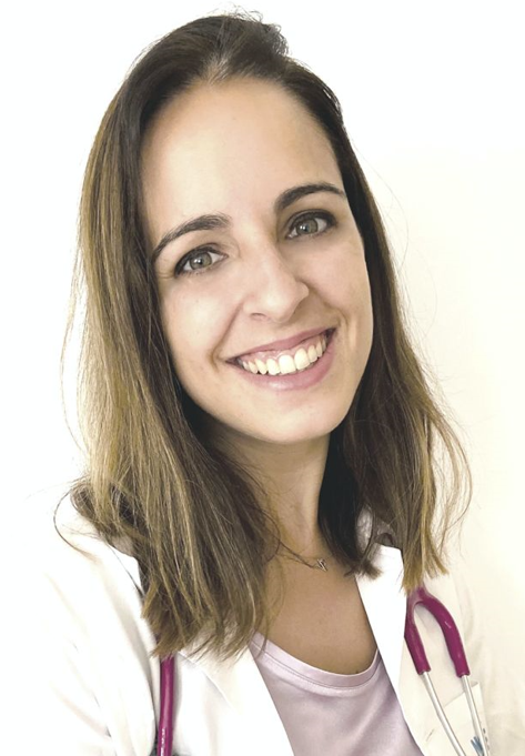 Licenciada en medicina por la Universidad Rovira i Virgili, y especializada en pediatría en el Hospital General de Valencia. Tiene también un Máster en Urgencias Pediátricas, es asesora de lactancia y experta en sueño infantil