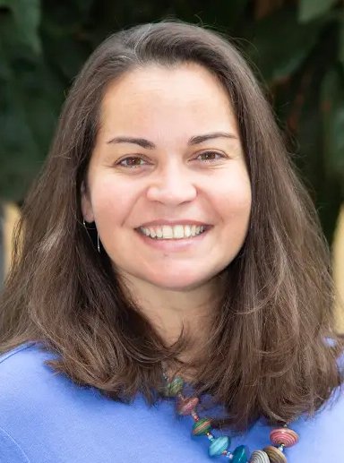 Psicóloga, doctora en Psicología con especialización en intervención temprana. Su trabajo se centra en el desarrollo socioemocional infantil, ayudando a niños y sus familias en las primeras etapas de la vida.