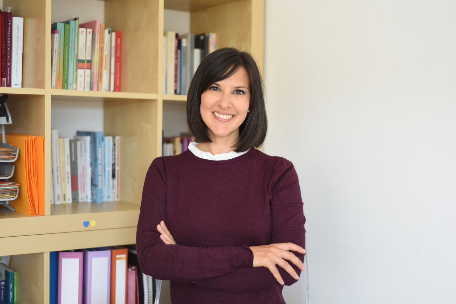 Psicóloga perinatal, formada en crianza respetuosa, y terapeuta de parejas con especialidad en sexología. Tiene la misión de acompañar a personas y familias a transitar la maternidad/paternidad cuidándose a ellas mismas y generando vínculos seguros.